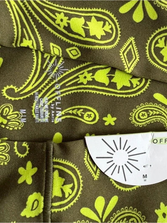 Offline by Aerie NWT Women’s Leggings Size M Capri Shorts Green Paisley Soft Gym - Picture 3 of 6